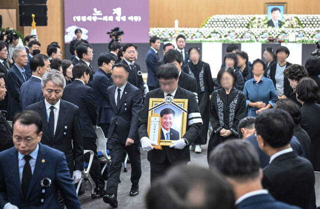 3일 오전 암 투병 중 별세한 고 김판수 경기도의원의 유족들이 영결식을 마친 뒤 생전 고인이 머물던 사무실로 향하고 있다. 조주현기자