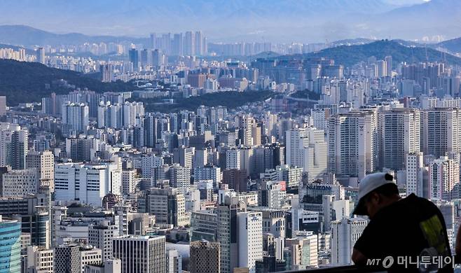 [서울=뉴시스] 김근수 기자 = 30일 오전 서울 중구 남산에서 서울 시내 아파트 대단지가 보이고 있다.  /사진=김근수