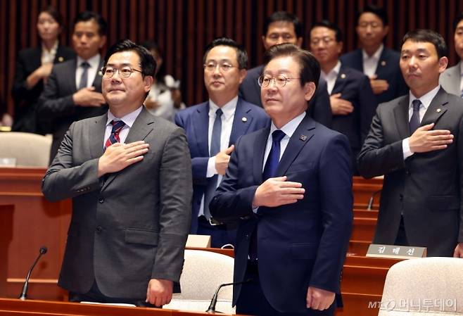 이재명 더불어민주당 대표와 박찬대 원내대표가 26일 오후 서울 여의도 국회에서 열린 의원총회에서 국민의례를 하고 있다. 2024.09.26. /사진=뉴시스