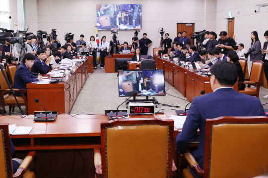 2일 국회 법제사법위원회에서 박상용 수원지검 부부장검사에 대한 ‘탄핵소추 사건 조사’ 관련 청문회가 열리고 있다. 이날 청문회에 탄핵소추 당사자인 박상용 검사를 비롯한 주요 증인들은 출석하지 않았다. 연합뉴스