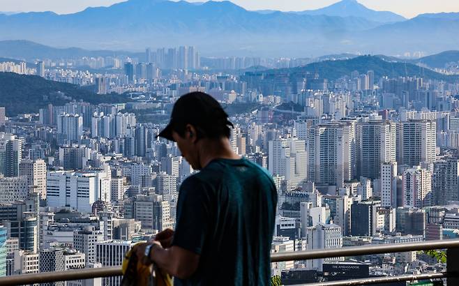 지난 9월 30일 오전 서울 중구 남산에서 서울 시내 아파트 대단지가 보이고 있다. 뉴시스