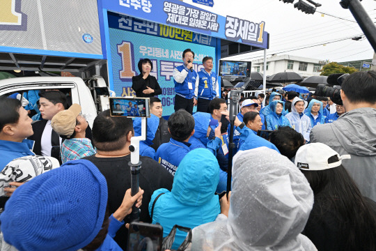 이재명 더불어민주당 대표가 3일 오전 전남 영광군 남천사거리에서 열린 장세일 영광군수 후보의 출정식에 참여해 지원유세를 하고 있다. 뉴시스