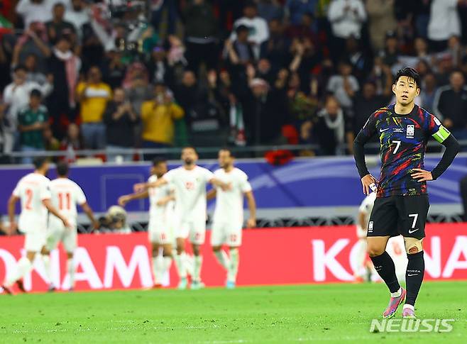 [알라이얀(카타르)=뉴시스] 김근수 기자 = 대한민국 축구 국가대표팀 손흥민이 지난 2월6일(현지시간) 카타르 알라이얀 아흐메드 빈 알리 스타디움에서 열린 2023 아시아축구연맹(AFC) 카타르 아시안컵 4강전 요르단 대 대한민국의 경기 후반, 요르단 알타마리에게 추가골을 내주자 아쉬워하고 있다. 2024.02.07. ks@newsis.com