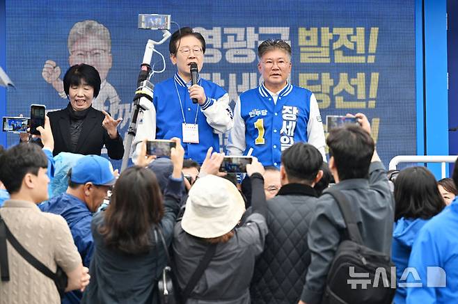 [영광=뉴시스] 이영주 기자 = 이재명 더불어민주당 대표가 3일 오전 전남 영광군 남천사거리에서 열린 장세일 영광군수 후보의 출정식에 참여해 지원유세를 하고 있다. 2024.10.03. leeyj2578@newsis.com