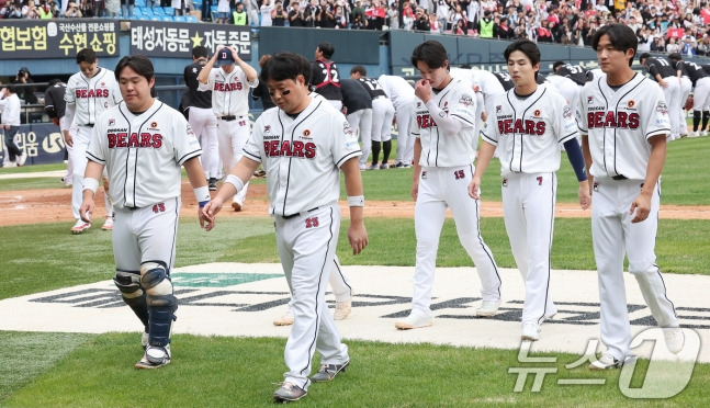 KT 위즈가 3일 오후 서울 송파구 잠실야구장에서 열린 프로야구 '2024 신한 SOL 뱅크 KBO리그' KT 위즈와 두산 베어스의 포스트시즌 와일드카드 결정전 2차전에서 1-0으로 승리를 거두며 준플레이오프 진출에 성공했다.  가을야구를 마무리한 두산 양의지와 선수들이 아쉬워하고 있다. /사진=뉴스1