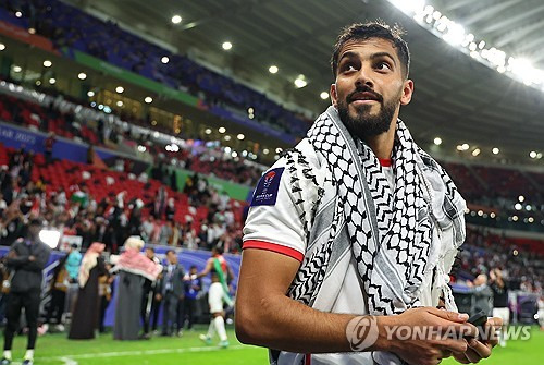 요르단 축구협회가 3일(한국시간) 공식 홈페이지를 통해 요르단 축구 국가대표팀의 10월 A매치 명단을 발표했다.   잘랄 살라미 감독이 이끄는 요르단 축구 국가대표팀 감독은 10월 A매치에 나설 28명의 요르단 대표팀 명단을 공개했다. 요르단의 에이스 무사 알 타마리, 최전방 공격수 야잔 알나이마트가 부상에도 불구하고 대표팀 명단에 발탁돼 눈길을 끌었다. 연합뉴스