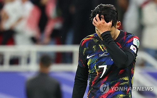 요르단 축구협회가 3일(한국시간) 공식 홈페이지를 통해 요르단 축구 국가대표팀의 10월 A매치 명단을 발표했다.   잘랄 살라미 감독이 이끄는 요르단 축구 국가대표팀 감독은 10월 A매치에 나설 28명의 요르단 대표팀 명단을 공개했다. 요르단의 에이스 무사 알 타마리, 최전방 공격수 야잔 알나이마트가 부상에도 불구하고 대표팀 명단에 발탁돼 눈길을 끌었다. 연합뉴스