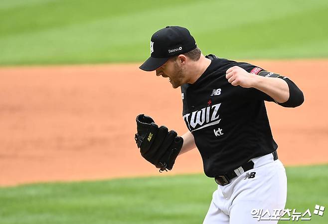 3일 오후 서울 송파구 잠실야구장에서 열린 '2024 신한 SOL Bank KBO 포스트시즌' KT 위즈와 두산 베어스의 와일드카드 결정전 2차전 경기, 5회말 2사 2루 KT 선발투수 벤자민이 두산 김기연을 투수 땅볼 아웃으로 잡아내며 이닝을 마친 뒤 포효하고 있다. 잠실, 박지영 기자