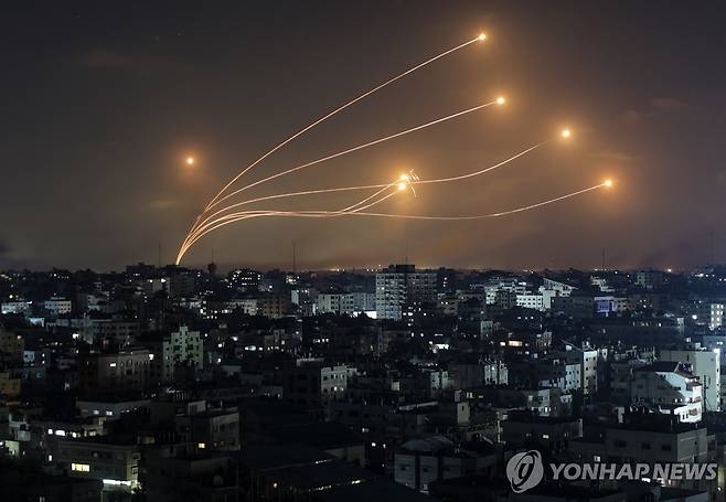 지난해 10월 가자지구에서 발사된 미사일 요격하는 이스라엘 방공시스템 아이언돔 [EPA 연합뉴스 자료사진. 재판매 및 DB 금지]