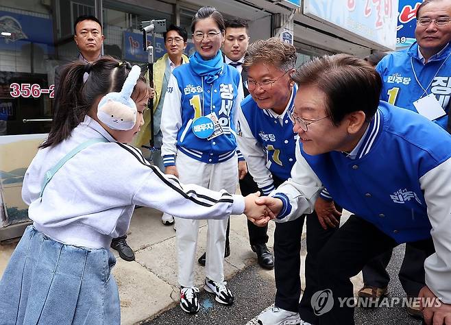 영광 찾은 이재명 대표 (영광=연합뉴스) 조남수 기자 = 더불어민주당 이재명 대표가 3일 오전 전남 영광 법성포 굴비거리에서 어린이와 인사하고 있다. 2024.10.3 iso64@yna.co.kr