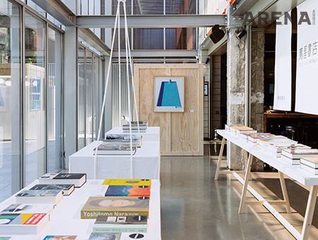 ‘아트 & 북’ 섹션은 긴자 츠타야 서점에서 선정한 아트북들로 꾸려졌다.