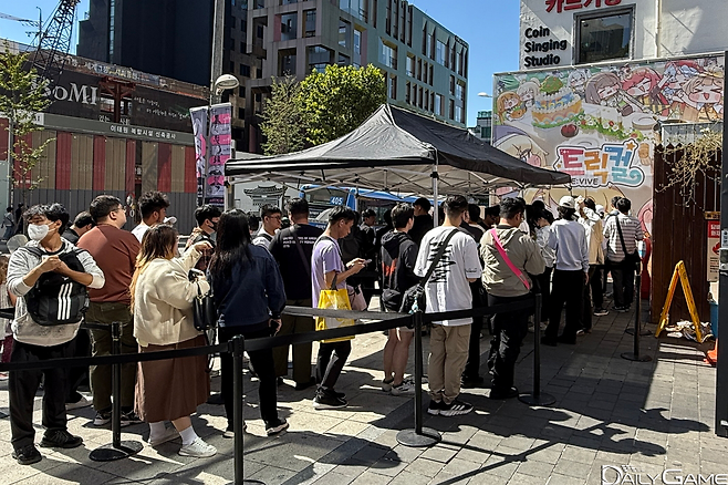 행사장 입장을 위해 자신의 순서를 기다리는 많은 교주들.