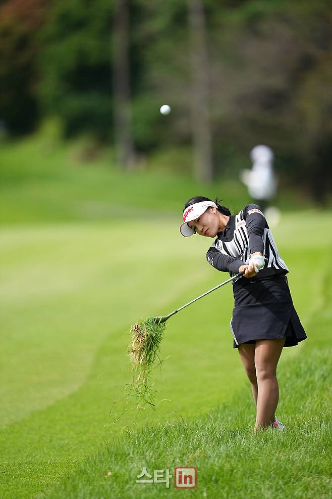 황정미가 KLPGA 투어 하이트진로 챔피언십 1라운드 경기 도중 러프에 빠진 공을 힘겹게 쳐내고 있다. (사진=이데일리 골프in 조원범 기자)