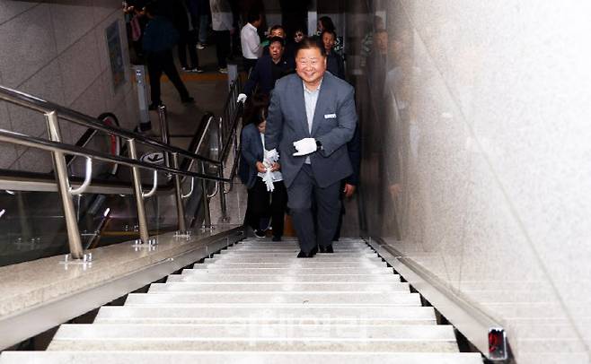 김경일 시장이 기부계단을 오르고 있다.(사진=파주시 제공)