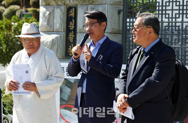 4일 서울 서초구 대검찰청 앞에서 백은종(왼쪽부터) 서울의소리 대표와 최재영 목사, 사업가 정대택 씨가 ‘대통령 부부에 대한 청탁금지법위반 등 고발사건’ 관련 피고발인 5명에 대해 불기소 처분한 검찰을 규탄하는 기자회견을 하고 있다. (사진=뉴시스)