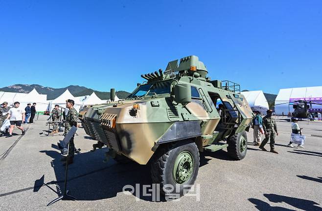 4일 퇴역식을 실시한 바라쿠다 차륜형장갑차가 지상군페스티벌 행사장에 전시돼 있다. (사진=육군)