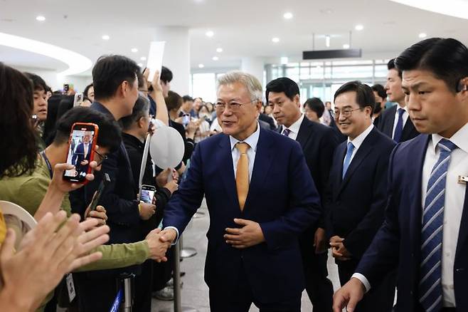 문재인 전 대통령이 4일 경기도청 직원들과 악수를 하고 있다.ⓒ