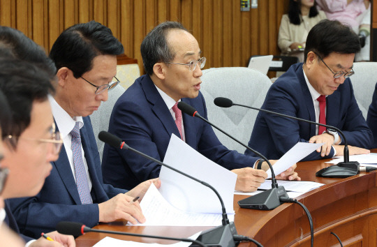 추경호 국민의힘 원내대표(가운데)가 4일 국회에서 열린 원내대책회의에서 발언하고 있다.<연합뉴스>