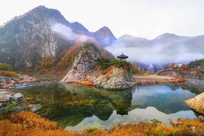 충북 영동에서 가장 유명한 관광지의 하나인 '월류봉'