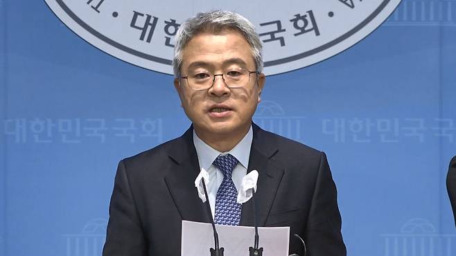 브리핑하는 김보협 수석대변인