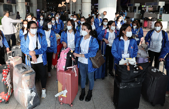 공항사진기자단 = 외국인 가사관리사 시범사업에 참여하는 필리핀인 가사관리사들이 6일 오전 인천국제공항을 통해 입국해 버스로 이동하고 있다. 2024.08.06. [사진=뉴시스]