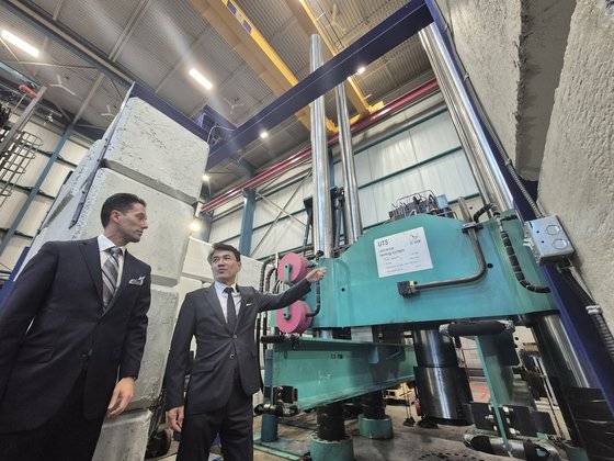 김진태 강원특별자치도지사가 지난달 24일 캐나다 알버타주 에드먼턴 C-FER Technologies 선진공학연구소 본사를 찾아 연구시설을 둘러보고 있다. 박진호 기자
