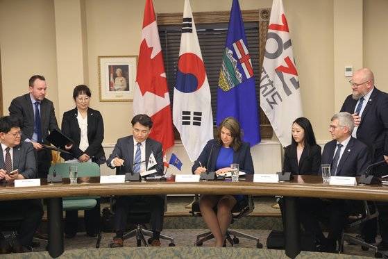 김진태 강원특별자치도지사가 지난달 23일 캐나다 알버타주 캘거리청사에서 다니엘 스미스(Danielle Smith) 앨버타 주수상과 강원-앨버타 자매결연 50주년 기념 업무협약을 체결했다. [사진 강원도]