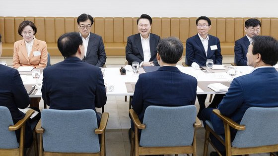 윤석열 대통령이 2일 서울 용산 대통령실 앞 파인그라스에서 추경호 국민의힘 원내대표를 비롯해 김상훈 정책위의장, 배준영 원내수석부대표 등과 여당 소속 국회 상임위원장 및 간사들과 만찬을 하고 있다.대통령실 제공