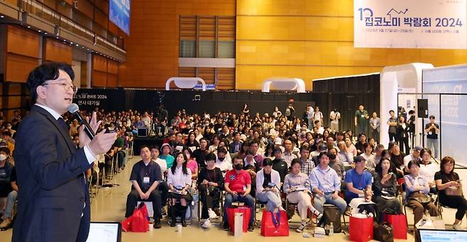 국내 최대 부동산 박람회인 ‘집코노미 박람회 2024’에서 표찬 싸부원 대표가 '3기 신도시 투자전략: 지하철 없으면 앙꼬 없는 찐방'을 주제로 강연하고 있다. /임대철 기자