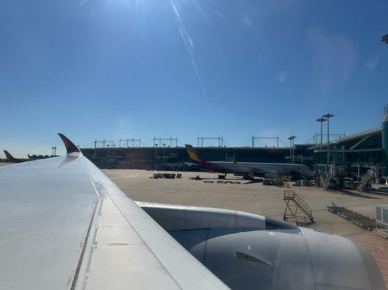 Window view from a plane headed to New York from Incheon International Airport, taken by Jim Bulley, sports desk chief of the Korea JoongAng Daily, on Friday. [JIM BULLEY]