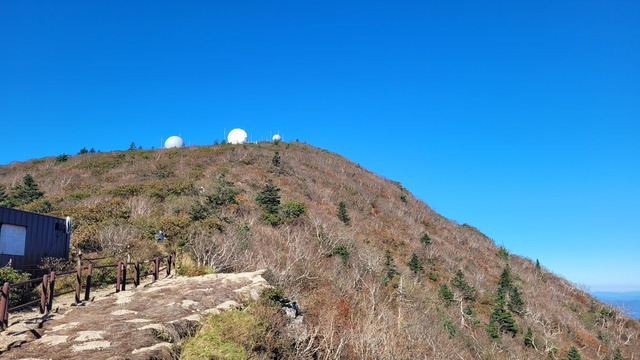 올해들어 첫 단풍이 관측된 설악산 중청대피소 일대의 모습. 설악산국립공원사무소 제공