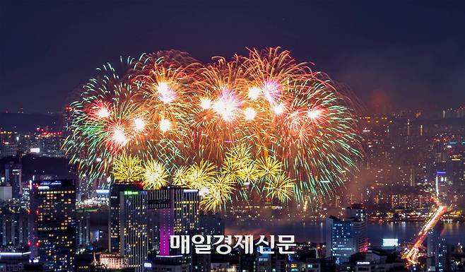 지난해 10월 7일 저녁 서울 여의도 한강공원 일대에서 열린 ‘서울세계불꽃축제’에서 화려한 불꽃들이 밤하늘을 수놓고 있다. [이충우 기자]