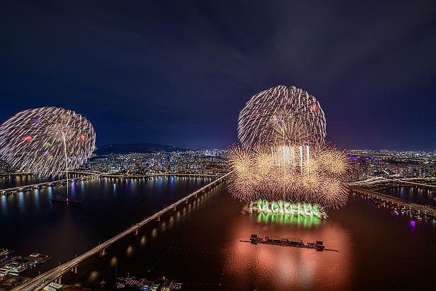 지난 2023년 10월 7일 서울 여의도 한강공원 일대에서 열린 ‘한화와 함께하는 서울세계불꽃축제 2023’ 모습 [사진 출처 = 한화]