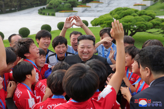 북한 김정은 국무위원장이 지난 30일 2024년 국제축구연맹(FIFA) 20살 이하 여자 월드컵에서 승리를 거둔 축구대표팀 선수들을 만나 격려했다고 조선중앙통신이 1일 보도했다. 조선중앙통신 캡처／연합뉴스