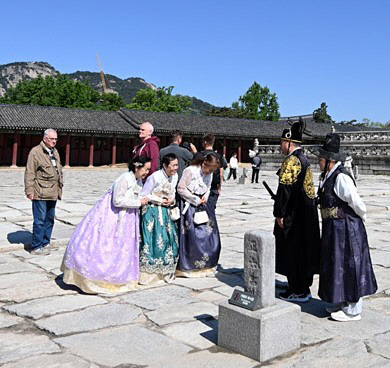 서울 종로구 세종로 경복궁에서 관람객들이 모처럼 청명한 하늘 아래 궁을 구경하면서 즐거워하고 있다. 윤성호 기자