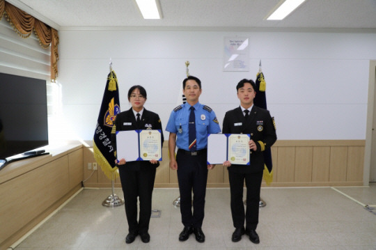 부산해양경찰서장과 표창을 받은 장봉준, 김세윤(왼쪽) 학생이 기념촬영을 하고 있다. 부산해경 제공