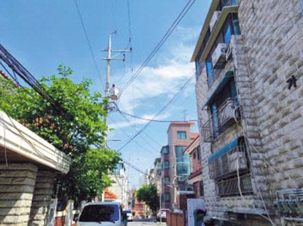 방화뉴타운 내부 오래된 연립과 단독주택이 즐비한 모습