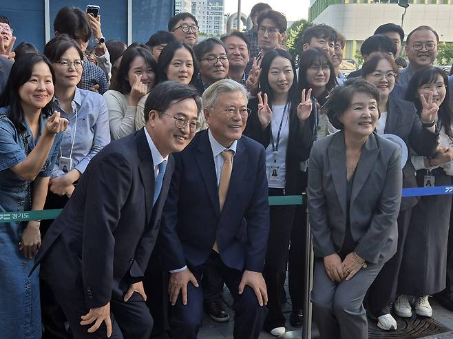 문재인 전 대통령과 부인 김정숙 여사가 4일 오후 경기도청에서 김동연 경기지사와 함께 기념 촬영을 하고 있다. [연합]