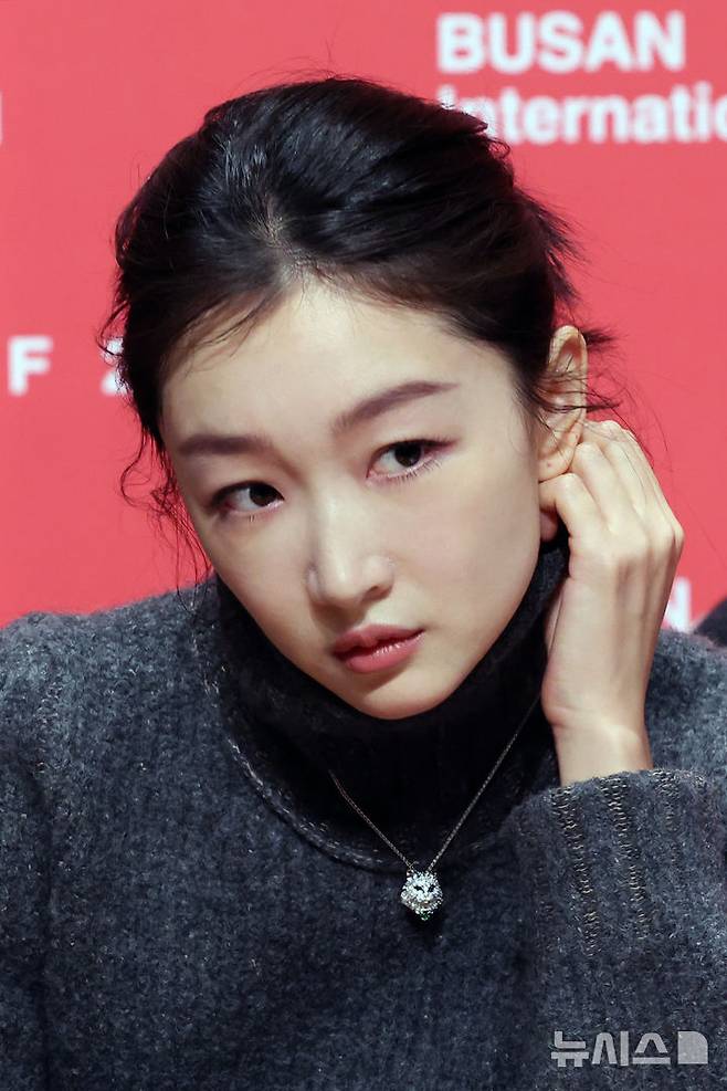 [부산=뉴시스] 박진희 기자 = 제29회 부산국제영화제 '뉴 커런츠' 부문 심사위원인 중국 배우 저우동위가 4일 부산 해운대구 신세계백화점 센텀시티점 문화홀에서 기자회견을 하고 있다. 2024.10.04. pak7130@newsis.com