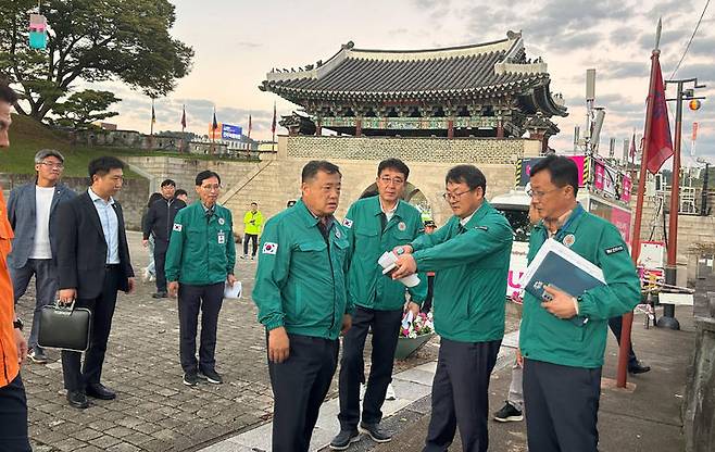 [진주=뉴시스] 박명균 경상남도 행정부지사, 진주남강유등축제 준비 현장 점검. *재판매 및 DB 금지