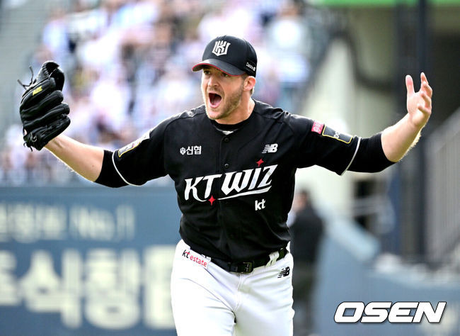 [OSEN=잠실, 최규한 기자] 3일 서울 잠실야구장에서 ‘2024 신한 SOL뱅크 KBO 포스트시즌’ 와일드카드 결정 2차전 두산 베어스와 KT 위즈의 경기가 열렸다.두산은 최승용, KT는 웨스 벤자민을 선발 투수로 내세웠다.7회말 두산 공격을 삼자범퇴로 막아낸 KT 선발 웨스 벤자민이 더그아웃으로 향하며 포효하고 있다 . 2024.10.03 / dreamer@osen.co.kr