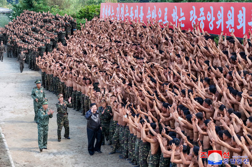 김정은 북한 국무위원장이 지난 2일 서부지구 조선인민군 특수작전부대 훈련기지를 현지시찰 하고 있는 모습. 평양 조선중앙통신연합뉴스