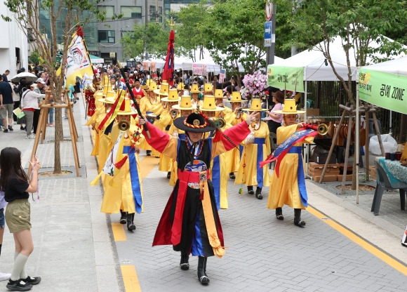 강남구 삼성2동주민센터와 주민들, 민간기관이 함께 협력해 선정릉 문화거리 축제를 개최하고 있다.  강남구 제공