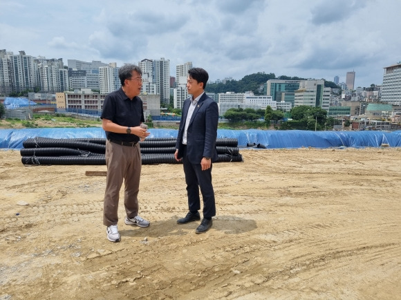 서울시의회 교육위원회 소속 이희원 의원이 지난 9월 중 동작구 흑석고등학교 예정 부지를 방문하여 정효영 서울시교육청 정효영 행정국장과 함께 예산 확보를 위한 논의를 하고 있다.