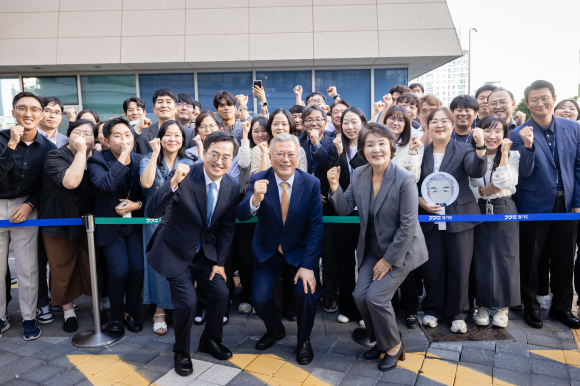 문 전 대통령 깜짝 방문 - 문재인 전 대통령 부부와 김동연 경기지사가 4일 경기도청 앞에서 기념사진을 찍고 있다. 문 전 대통령은 이날 남북정상선언 17주년 기념식을 위해 도청이 있는 수원을 찾았다가 도청을 깜짝 방문했다. 경기도 제공