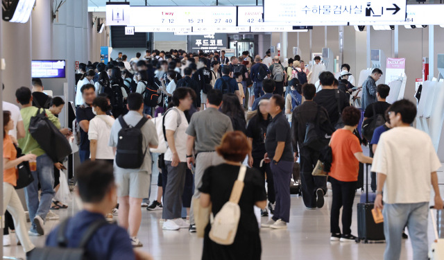 지난달 30일 오전 서울 강서구 김포공항 국내선 청사가 징검다리연휴를 맞아 여행을 떠나는 여행객들로 북적이고 있다. 뉴스1