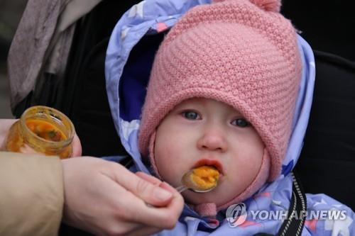 음식 먹는 아기 [연합뉴스 자료사진]