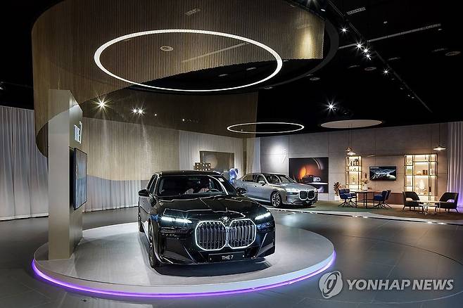 BMW 드라이빙 센터, 개장 10주년 (서울=연합뉴스) 프리미엄 완성차 브랜드 BMW가 인천 중구 영종도에서 운영하는 'BMW 드라이빙센터'가 개장 10주년을 맞았다고 BMW코리아가 4일 밝혔다. 사진은 BMW 드라이빙 센터 실내 전경. 2024.10.4 [BMW그룹 코리아 제공. 재판매 및 DB 금지] photo@yna.co.kr