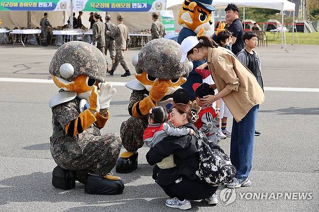 개막날부터 붐비는 계룡군문화축제 (계룡=연합뉴스) 이주형 기자 = 2024 계룡군문화축제·지상군페스티벌이 2일부터 충남 계룡대 일원에서 열리는 가운데, 이날 오전부터 축제장을 찾은 시민들의 발걸음이 이어지고 있다. 2024.10.2 coolee@yna.co.kr