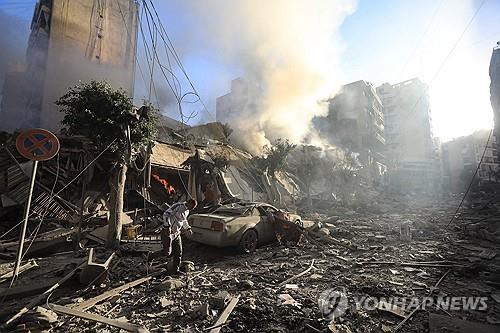 이스라엘 공습으로 부서진 레바논 베이루트 건물 [AFP=연합뉴스]